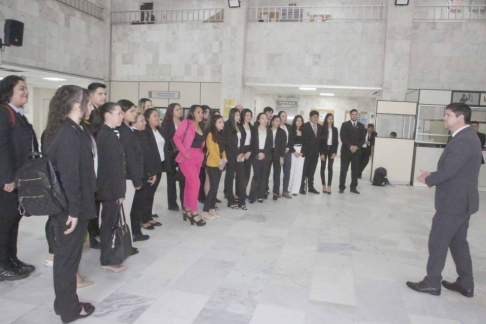 Alumnos de Unida visitaron Palacio de Justicia de Asunción.