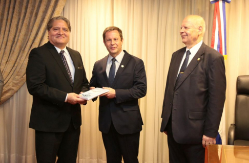 El doctor Martínez Simón hizo entrega de un ejemplar del libro de su autoría, titulado “Esbozo de las obligaciones”, para su incorporación a la biblioteca de la sede Guarambaré de la Universidad Católica.