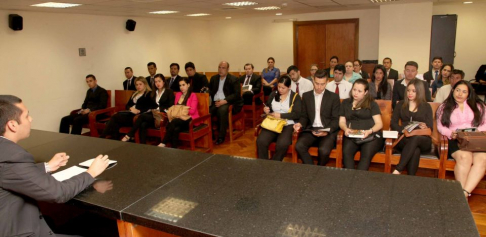 Los visitantes fueron recibidos por el abogado Aldo Alvarenga dactilógrafo de la Sala Constitucional