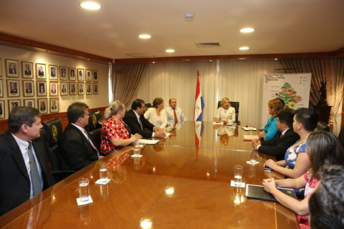 Reunión entre la titular de la Corte, doctora Alicia Pucheta, y abogados de la ciudad de Curuguaty.