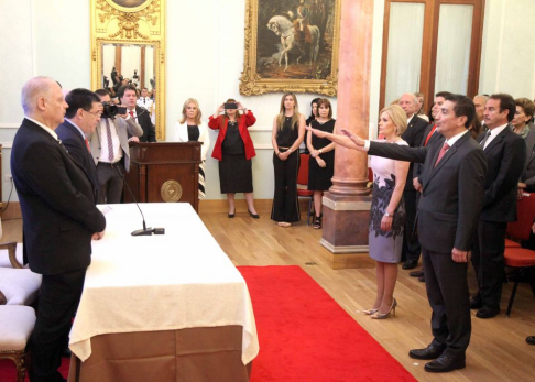 Titular de la Corte participó en juramento de embajadores.