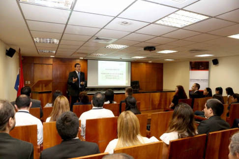 “Acordada sobre la política judicial para las PCD y Adultos mayores” estuvo a cargo del coordinador del Programa de Acceso a la Justicia, abogado Jorge Melgarejo.