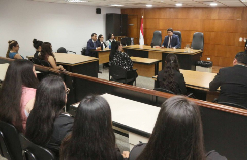 Estudiantes de UPAP hicieron visita guiada al Palacio de Justicia de Asunción.