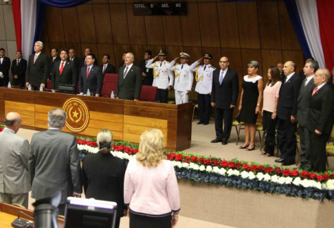 El ministro de la Corte Luis María Benítez Riera, el presidente de la República, Horacio Cartes; los presidentes de ambas cámaras del Congreso y los protagonistas de la gesta del 2 y 3 de febrero, al igual que los familiares, entonando el Himno Nacional.