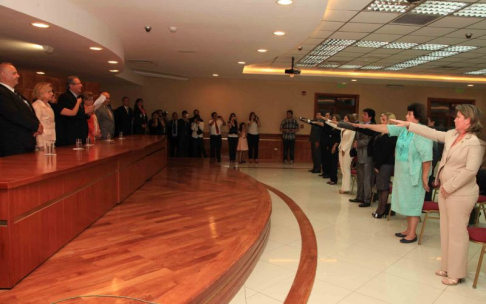 El juramento estuvo a cargo del presidente de la Corte, doctor Raúl Torres Kirmser, la vicepresidenta primera y segunda, doctoras Alicia Pucheta de Correa y Gladys Bareiro de Módica, y los ministros Luis María Benítez Riera y Sindulfo Blanco.