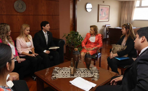 Alicia Pucheta de Correa, presidenta de la Corte Suprema, recibió a representantes de la Asociación de Defensores Públicos del Paraguay.