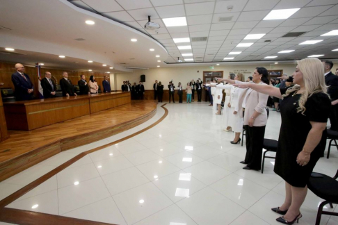 Autoridades judiciales tomaron juramento a magistrados, fiscales y defensores.