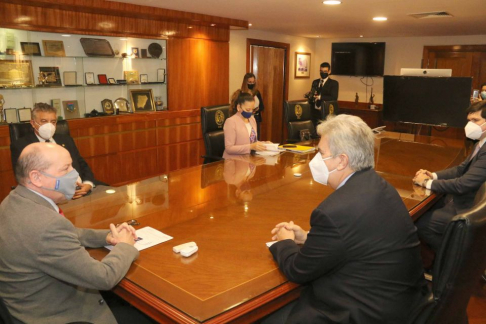 El Presidente de la CSJ, doctor César Diesel Junghanns, recibiendo a directivos de la UIP.
