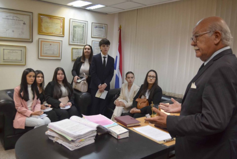 Alumnos de la carrera de derecho visitaron el despacho del doctor Cristóbal Sánchez.
