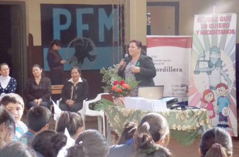 La camarista Rosa Yambay disertó acerca de la importancia de que los niños conozcan sus derechos y obligaciones.