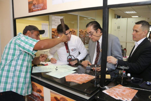 Inscripción de ganado y entrega de títulos de propiedad en Cnel. Bogado y Hohenau