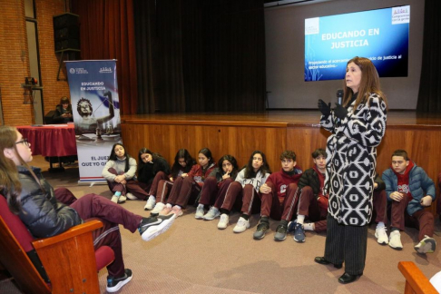 La jornada contó con la disertación de la abogada Gloria Benítez, miembro del Tribunal de Apelación de la Niñez y la Adolescencia, quien abordó temas relacionados con la responsabilidad penal adolescente, el proceso penal y las medidas aplicables.