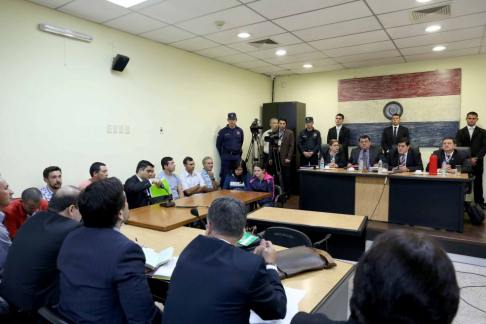 El presidente del tribunal, Ramón Trinidad, anunciando a las partes la suspensión del juicio.