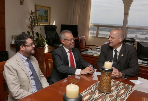 El ministro Benítez Riera en compañía Carlos Almela, representante del Servicio de Relaciones Exteriores y José Miguel García, representante del Consejo General del Poder Judicial de España