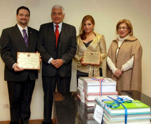 Los ganadores recibieron, entre otros premios, libros relacionados a la naturaleza del concurso.