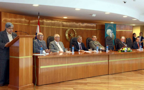 Los ministros Sindulfo Blanco, Miguel Oscar Bajac, junto al conferencista Jesús María Silva, el presidente de la Corte, Antonio Fretes, el ministro Víctor Nuñez y el ex titular de la máxima instancia Bonifacio Ríos, escuchan a la doctora Valentina Nuñez.