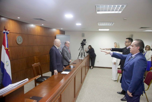 Vicepresidente de la Corte Suprema y ministro tomaron juramento a un magistrado y dos defensores públicos