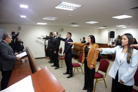 Ministro tomó juramento a actuarios y secretarios de juzgados de paz de Concepción.