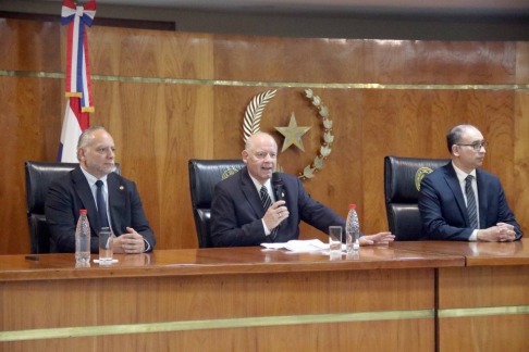 En la mesa, el vicepresidente primero de la CSJ, doctor Luis María Benítez Riera; el director general de Planificación y Desarrollo, abogado Juan José Martínez; y el jurista costarricense Andrés Méndez Bonilla.