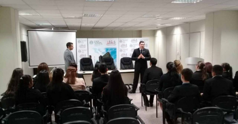 El Abg. Carlos González, Juez Civil, Comercial y laboral, dijo a los alumnos que tomen en serio la carrera para ser buenos profesionales.