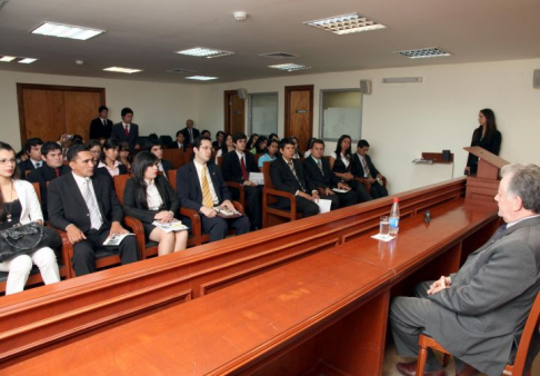 Los jóvenes se mostraron muy intersados en la exposición del ministro Núñez.