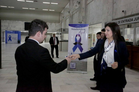 Funcionarios recibieron lazos y materiales informativos sobre prevención del cáncer de próstata y colon.