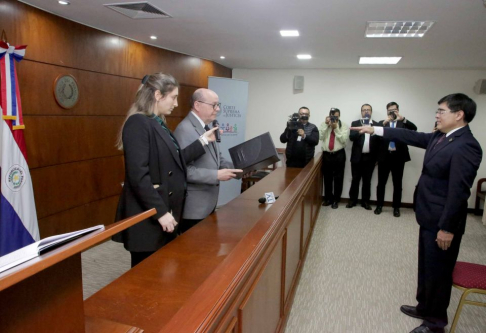 El presidente de la Corte Suprema de Justicia, doctor César Manuel Diesel Junghanns, tomó el juramento de rigor a un magistrado.