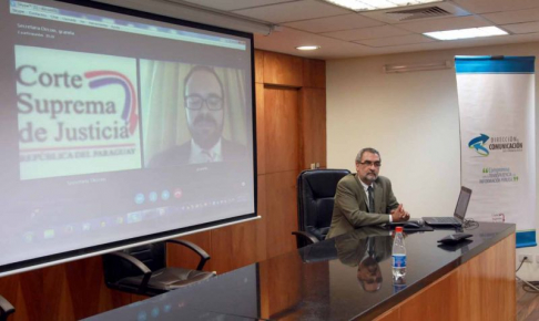 El responsable de Comunicación de la Agencia Regional de UNESCO, Guillerme Canela, y el asesor de la Dirección de Comunicación de la CSJ, José María Costa, durante la actividad.