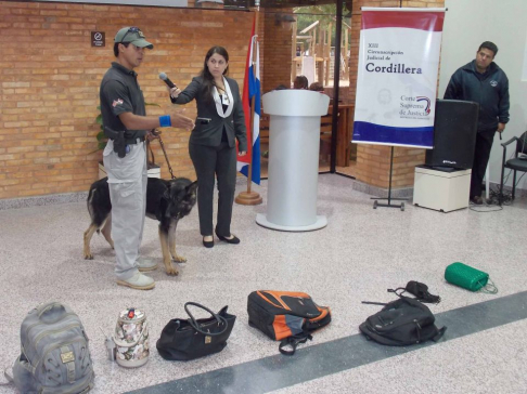 Demostración con el can antidroga Tito.
