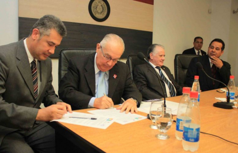 Durante una firma de convenio (foto archivo).