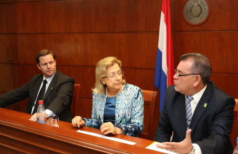La doctora Pucheta con el presidente y vice presidente de la AJP