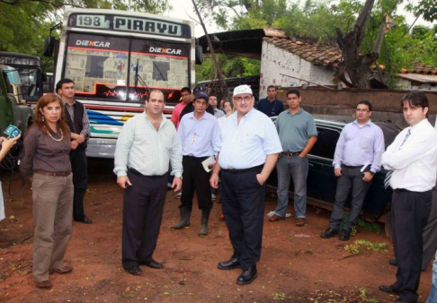 Los talleres de la empresa de transporte “La Pirayuense” vierten residuos mecánicos directamente en el arroyo Pirayú.
