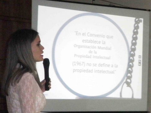 Momento de la ponencia de la directora de Derechos de la Propiedad Intelectual, Gabriela Talavera.