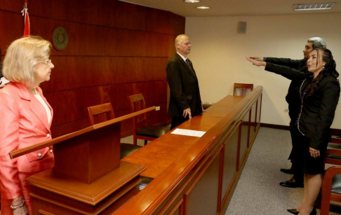 La presidenta de la Corte Suprema de Justicia, doctora Alicia Pucheta de Correa, y el ministro doctor Luis María Benítez Riera tomaron el juramento a los magistrados.