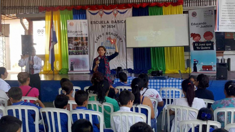 La magistrada Gloria Benítez enseñó a los niños cómo deben defender sus derechos.