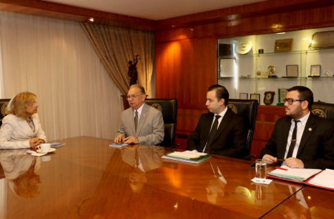 La presidenta de la Corte, doctora Alicia Pucheta de Correa, en reunión con representantes de la Universidad Privada María Serrana.