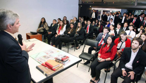 El camarista doctor José Agustín Fernández, director del Museo de la Justicia, Centro de Documentación y Archivo para la Defensa de los Derechos Humanos brindó una charla a los universitarios.