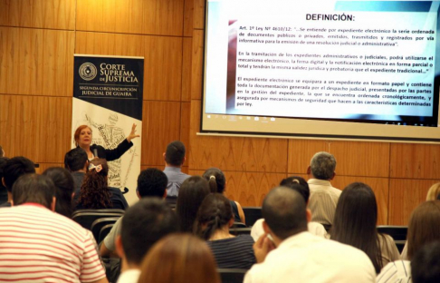 La capacitación estuvo a cargo de Carmen Colazo, representante del CIEJ.