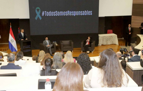 El acto contó con la participación de la ministra de la Corte Suprema de Justicia y responsable del Fuero de la Niñez y Adolescencia, doctora Carolina Llanes  quien integró la mesa principal junto con el presidente de la República, Santiago Peña.