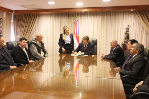 Firma de la Escritura Pública de Donación de un inmueble otorgado por la Junta de Saneamiento de Tupa Renda.