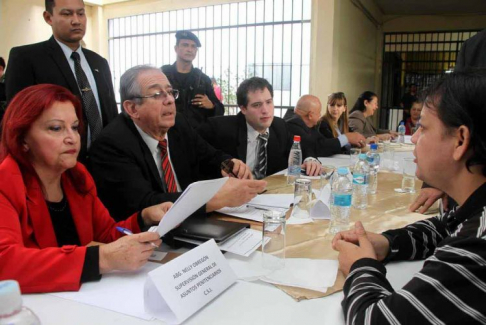 El presidente de la Corte, doctor José Raúl Torres Kirmser, dialogando con los reclusos.