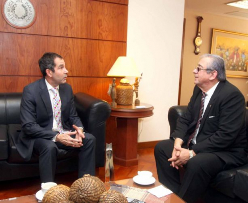 Reunión entre el titular del máximo tribunal de la República, doctor José Raúl Torres Kirmser, y el embajador del Reino Unido de Gran Bretaña, Jeremy Hobbs.
