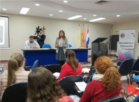 La magistrada de la Niñez y de la Adolescencia la doctora Gloria Benítez compartió una charla amena con las futuras psicólogas de la Universidad Católica