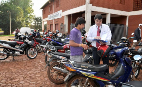 Realizan matriculación de motos en Obligado