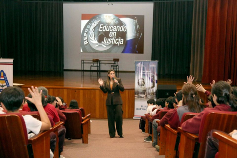 Educando en Justicia instruyó a 300 alumnos de un colegio de Asunción.
