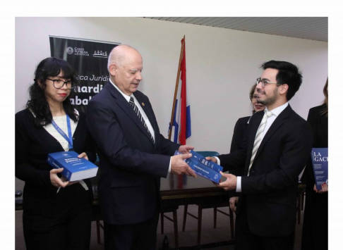 Biblioteca Jurídica recibió donación de materiales de investigación de la UC.