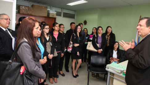El juez en lo Civil Hugo Becker recibió a los estudiantes de Derecho de la Uninorte.