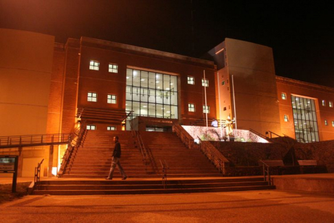 Fachada nocturna de la Casa de la Justicia de Concepción.