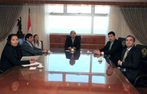 El presidente de la Corte Suprema de Justicia, Raúl Torres Kirmser recibio en su despacho a los miembros de la mesa directiva de la FIA, capítulo Paraguay