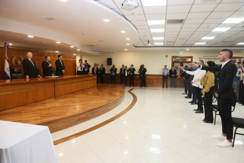 Juramento de nuevos ciudadanos naturalizados.